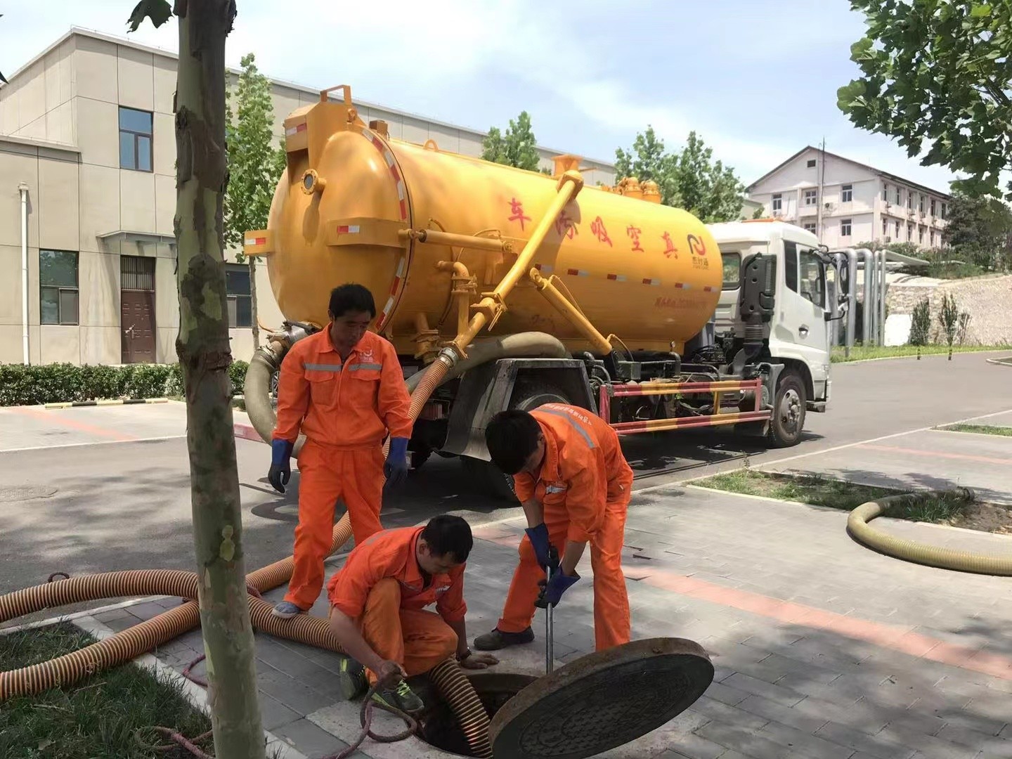 横县管道疏通车停在窨井附近