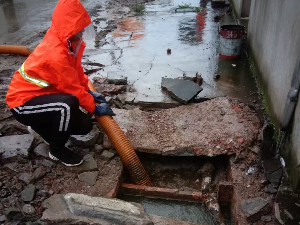 横县专业清理污水池 炜誉市政以规范流程守护城市 “肠道”