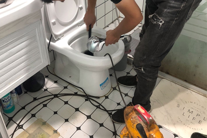 横县马桶堵塞自己疏通还是找师傅?专业上门服务让你省时更省心